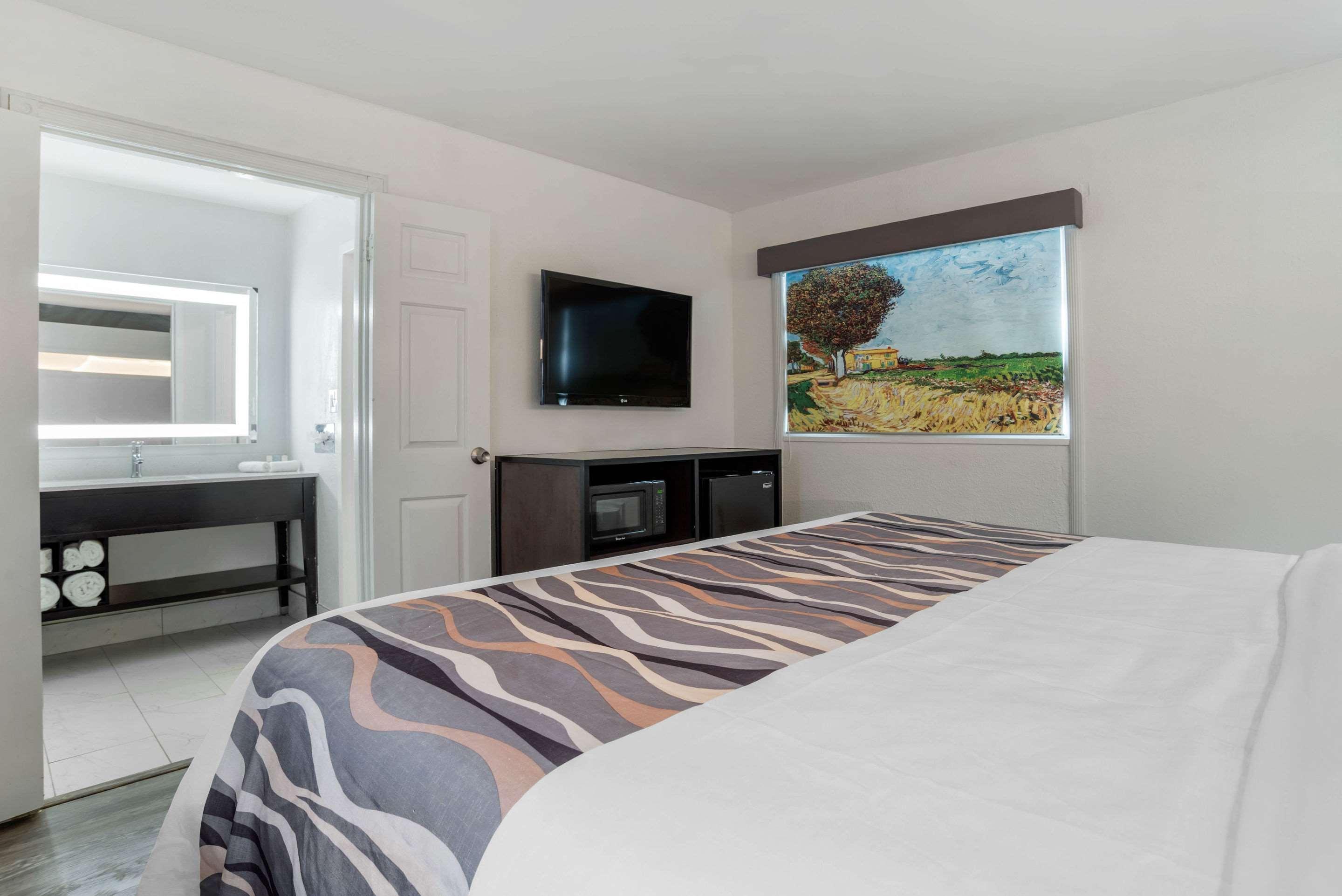 Baymont By Wyndham Montgomery Al Bagian luar foto
