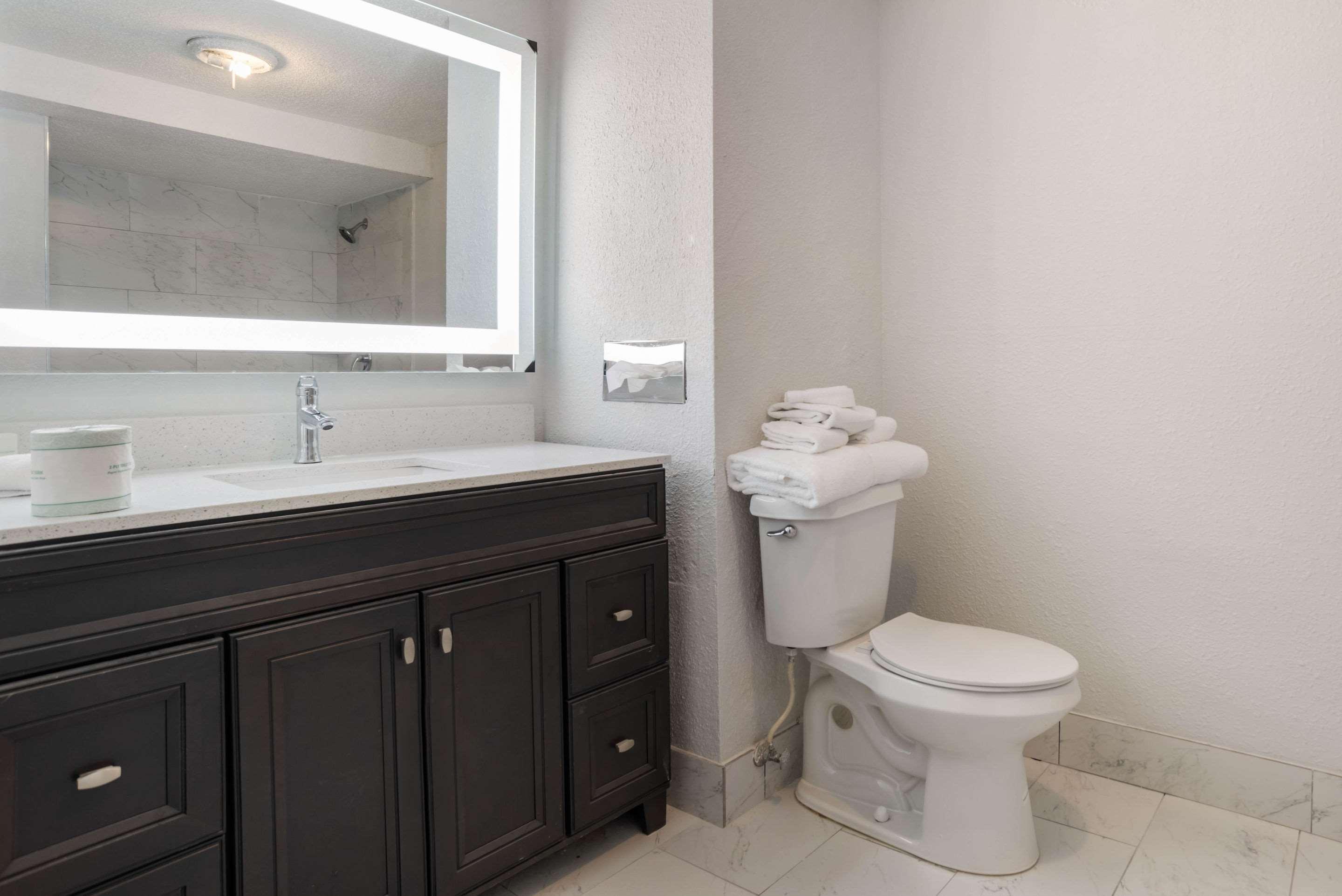 Baymont By Wyndham Montgomery Al Bagian luar foto