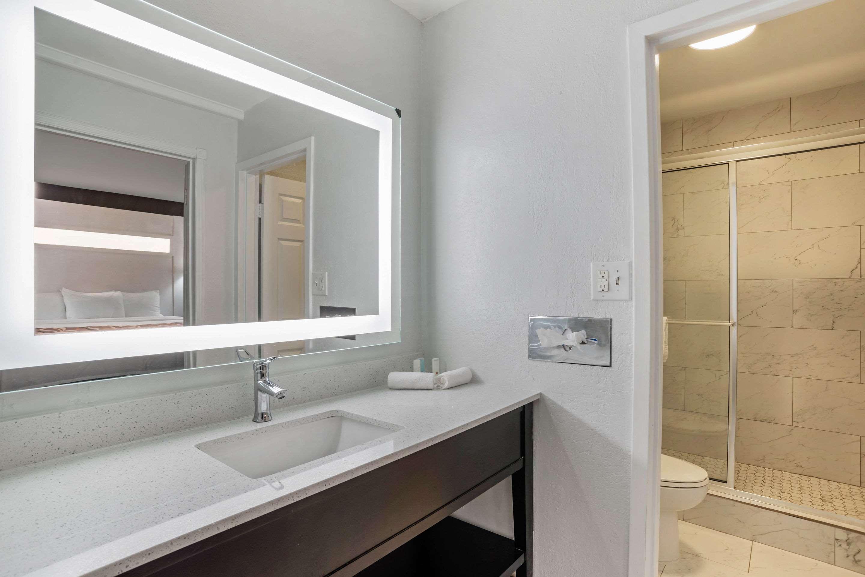 Baymont By Wyndham Montgomery Al Bagian luar foto