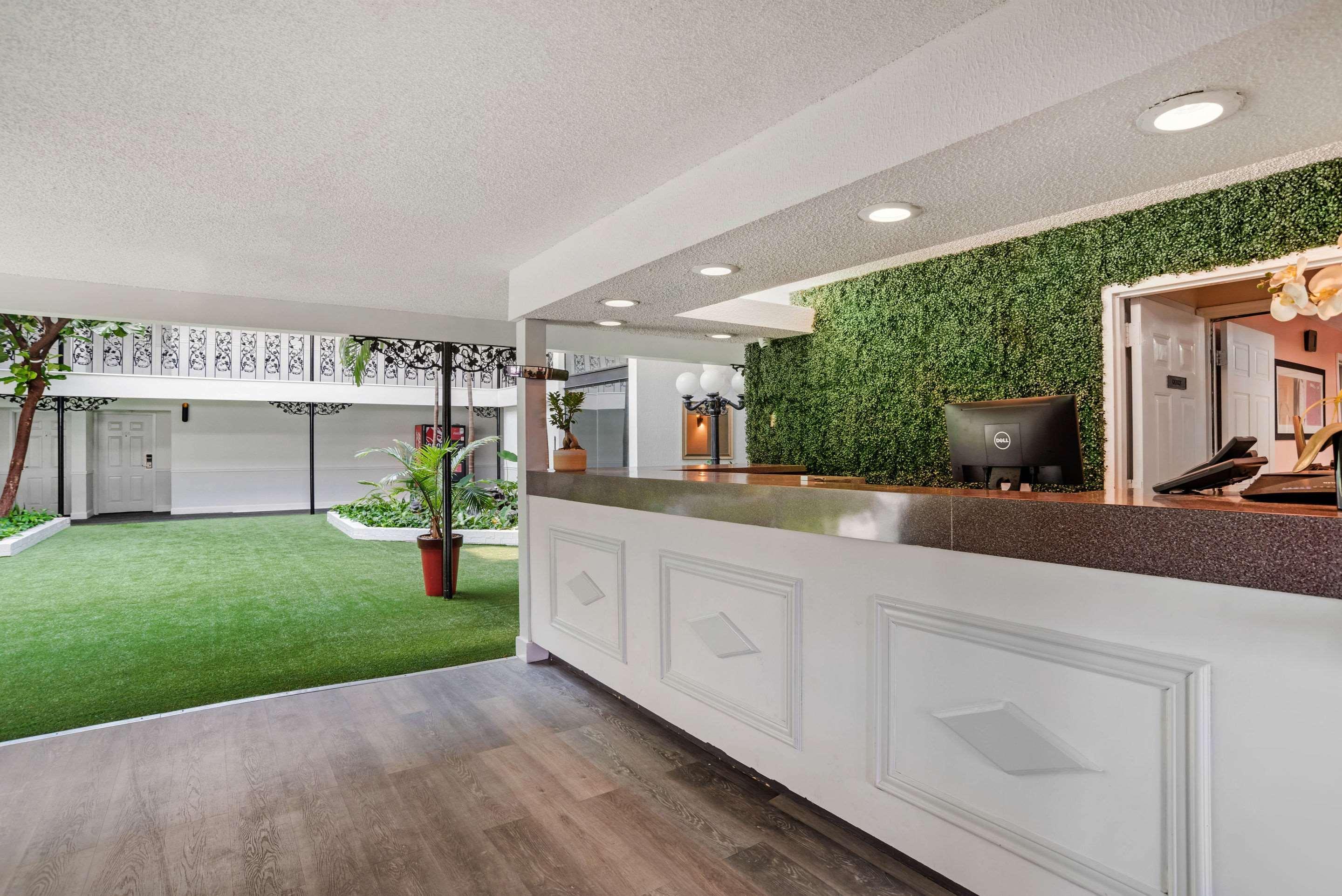 Baymont By Wyndham Montgomery Al Bagian luar foto