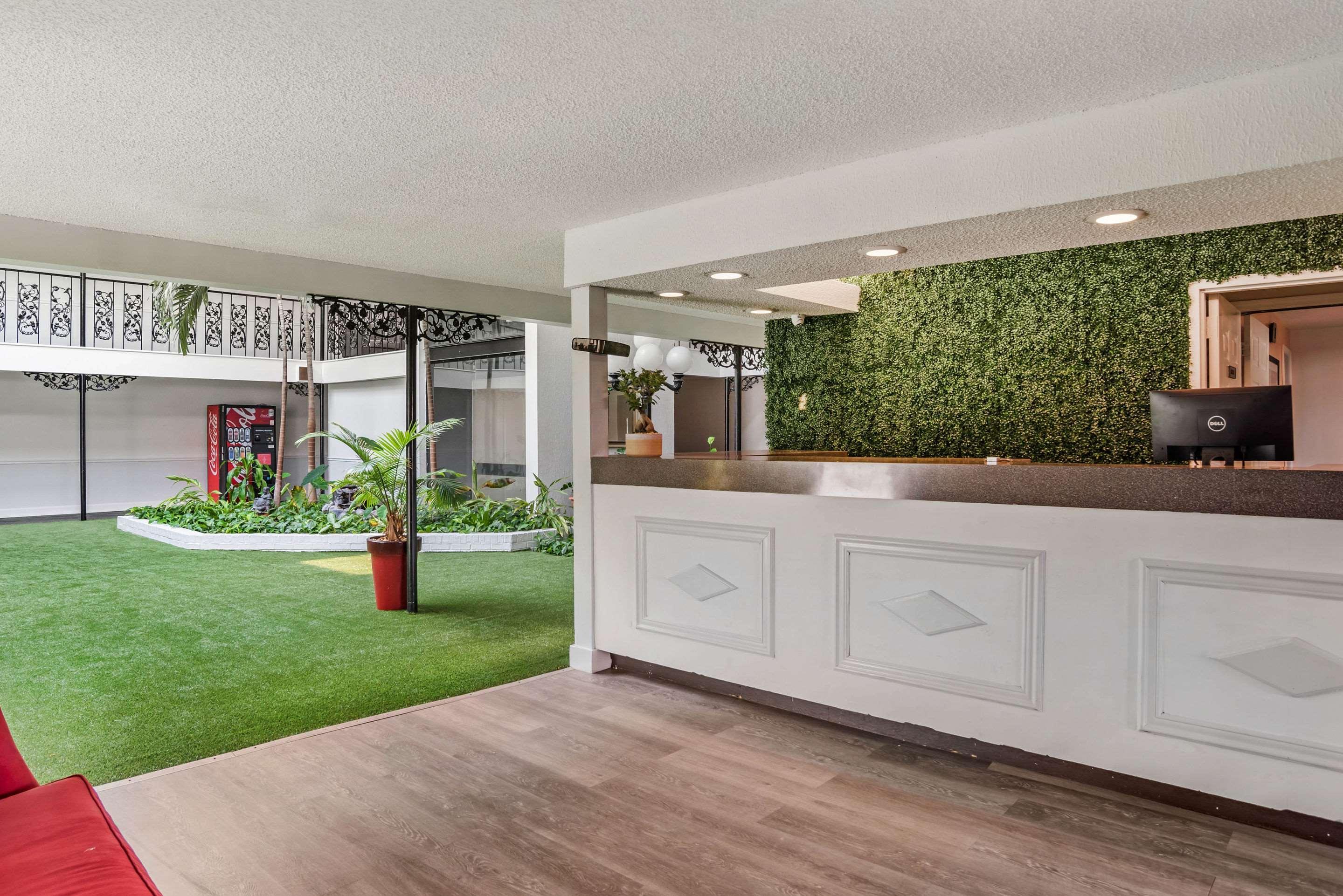 Baymont By Wyndham Montgomery Al Bagian luar foto