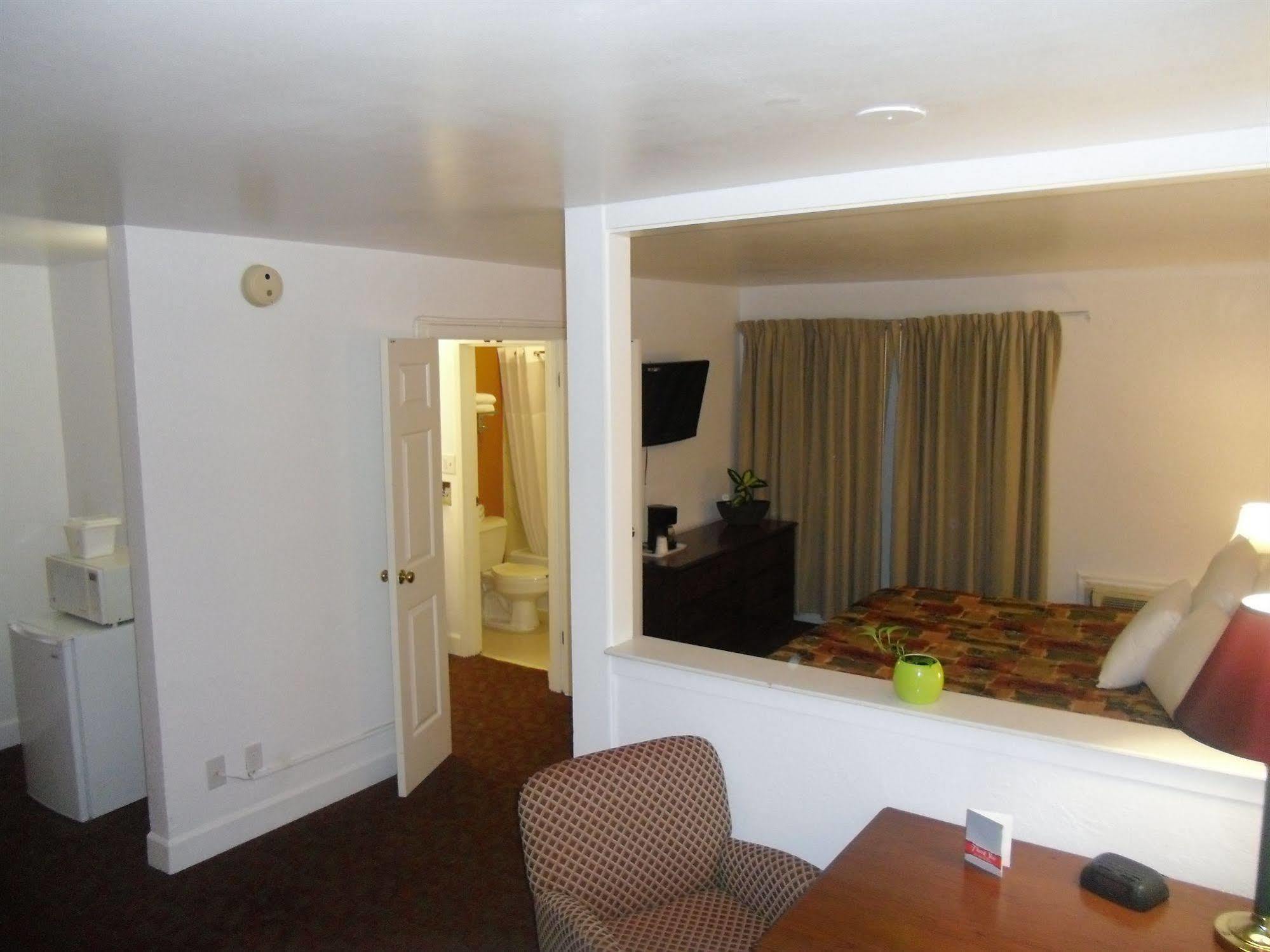 Baymont By Wyndham Montgomery Al Bagian luar foto
