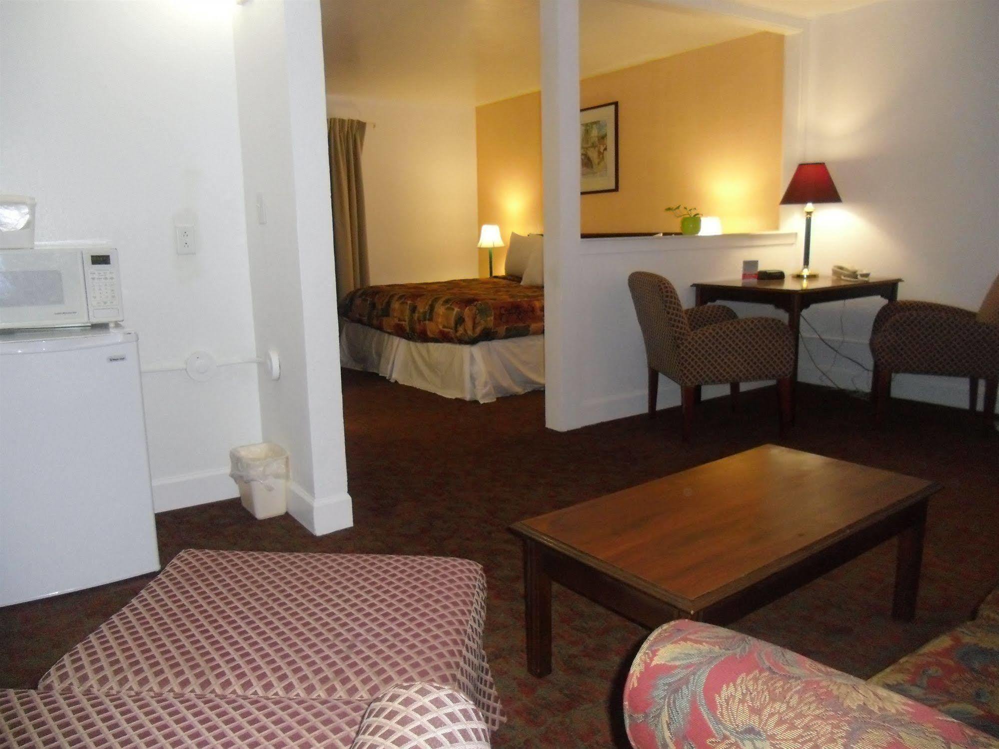 Baymont By Wyndham Montgomery Al Bagian luar foto