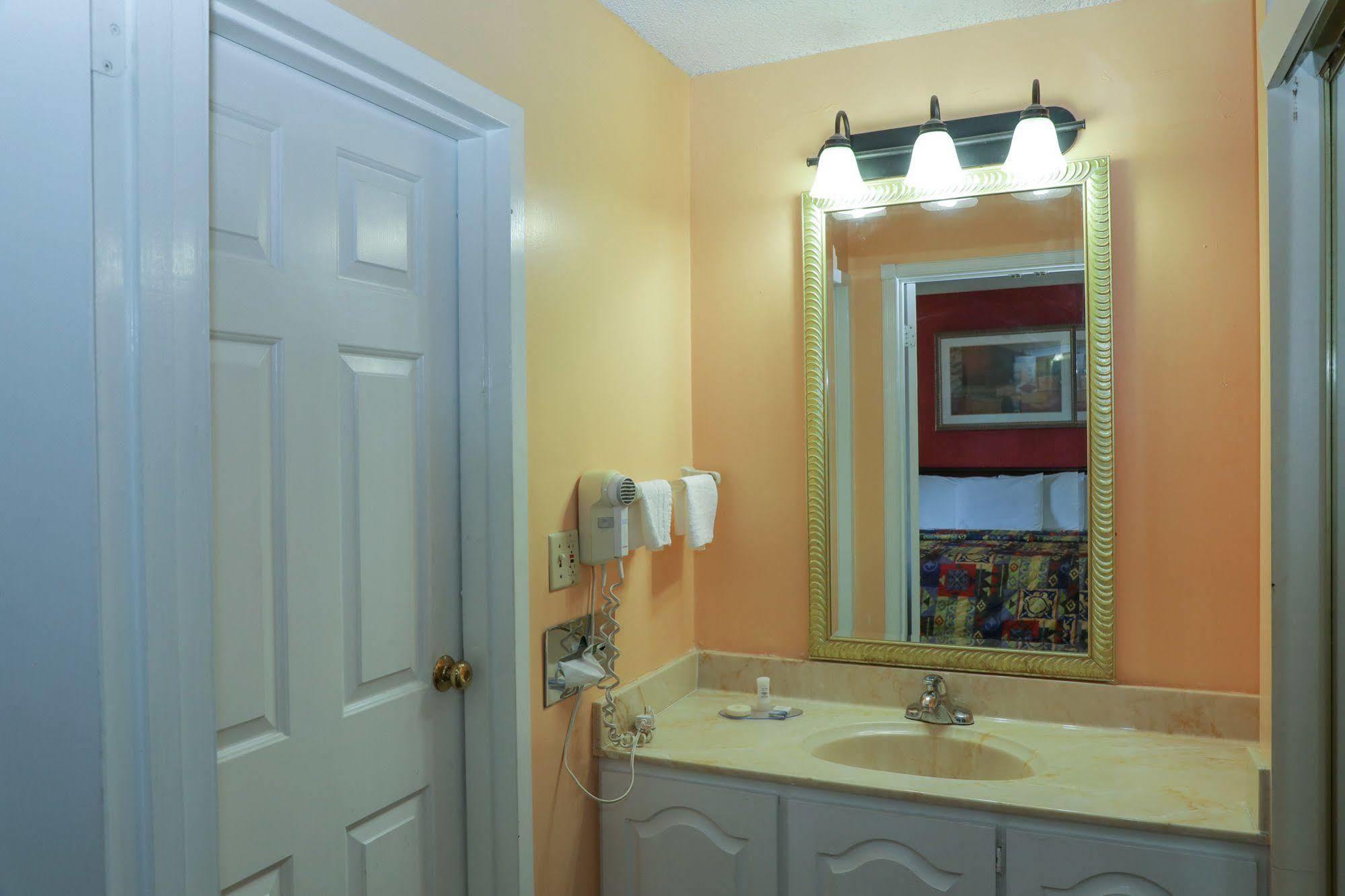 Baymont By Wyndham Montgomery Al Bagian luar foto