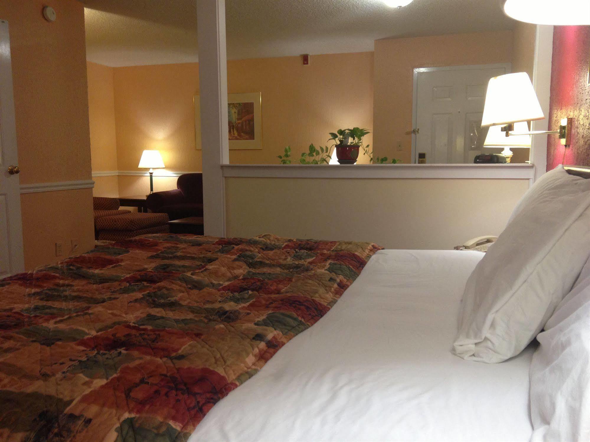 Baymont By Wyndham Montgomery Al Bagian luar foto